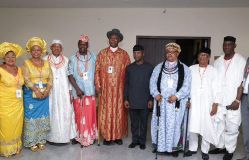 Vice President Prof. Yemi Osinbajo; HRM King Alfred Diete-Spiff and Dr. Mike Emuh, National Chairman (immediate R); HRM Owong (Dr.) Effiong Archianga, Chairman, AKS Council of Traditional Rulers; and other members of the delegation during the Courtesy Call by Oil and Gas Host Communities of Nigeria. State House, Abuja. 28th April 2017. Photo: Novo Isioro