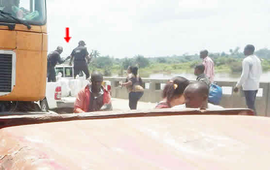 Rivers, Bayelsa commands trade blame as policemen steal bags of garri