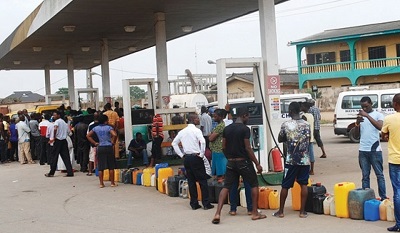 Fuel queues return to Lagos, Ogun …NNPC blames hitch on vessels berthing