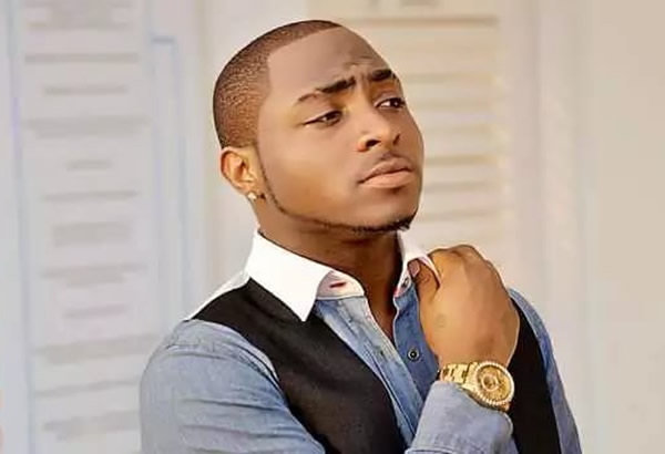 Airport workers applaud Davido for paying colleague’s surgery