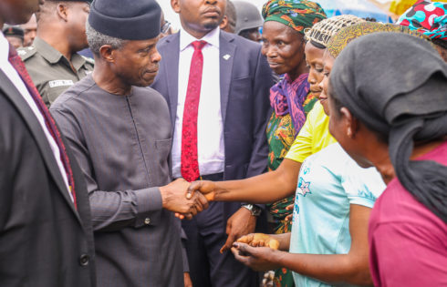 VP Osinbajo interacts with Traders and beneficiaries of Trader moni programme in Bola Ige Gbagi Market.