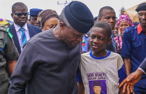 VP Osinbajo interacts with Traders and beneficiaries of Trader moni programme in Bola Ige Gbagi Market.