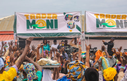 VP Osinbajo interacts with Traders and beneficiaries of Trader moni programme in Bola Ige Gbagi Market.