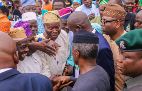 VP Osinbajo interacts with Traders and beneficiaries of Trader moni programme in Bola Ige Gbagi Market.