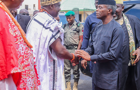 VP Osinbajo welcomed by Eze Samuel Aguwa Ohiri (EZE IMO) at his Palace in Owerri.