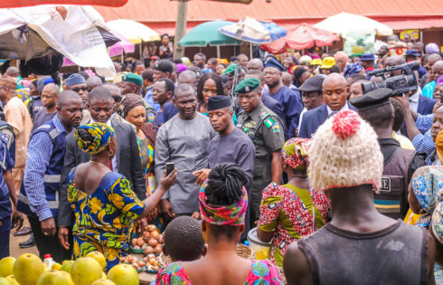 VP Osinbajo interacts with Traders and beneficiaries of Trader moni programme in Bola Ige Gbagi Market.