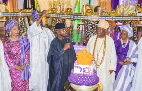 VP Osinbajo with Governor of Ogun State; Senator Ibikunle Amosun and wife Mrs. Olufunso Amosun, Former secretary General of Commonwealth, Chief Emeka Anyaoku (LEFT) and )the Celebrant Alake of Egba land; Oba Adedotun Airemu Gbadebo nad wife (RIGHT),Former Governor of Ogun State; Aremo Olusegun Osoba (2nd RIGHT)