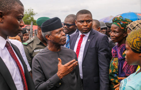 VP Osinbajo interacts with Traders and beneficiaries of Trader moni programme in Bola Ige Gbagi Market.