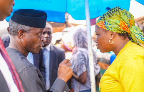 VP Osinbajo interacts with Traders and beneficiaries of Trader moni programme in Bola Ige Gbagi Market.