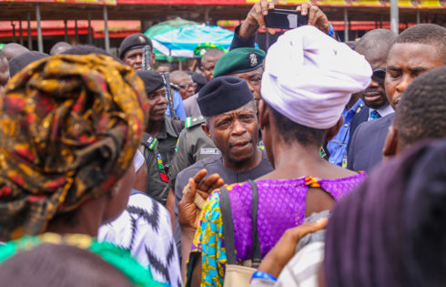 VP Osinbajo interacts with Traders and beneficiaries of Trader moni programme in Bola Ige Gbagi Market.