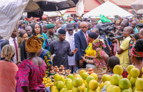 VP Osinbajo interacts with Traders and beneficiaries of Trader moni programme in Bola Ige Gbagi Market.