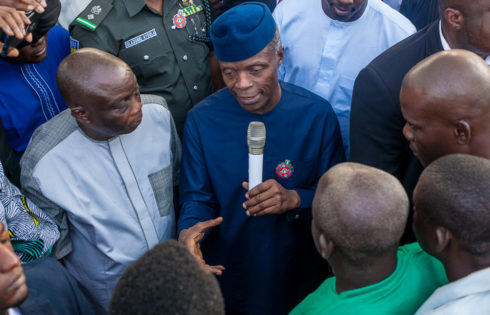 VP Osinbajo assesses and interacts with beneficiaries of Market Moni at Apo Mechanic Village, Abuja.