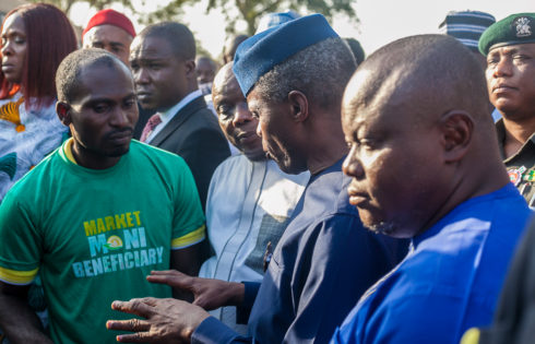 VP Osinbajo assesses and interacts with beneficiaries of Market Moni at Apo Mechanic Village, Abuja.