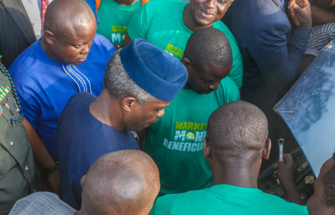 VP Osinbajo assesses and interacts with beneficiaries of Market Moni at Apo Mechanic Village, Abuja.