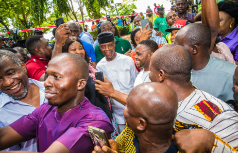 VP stopped by voters for "Selfies" time