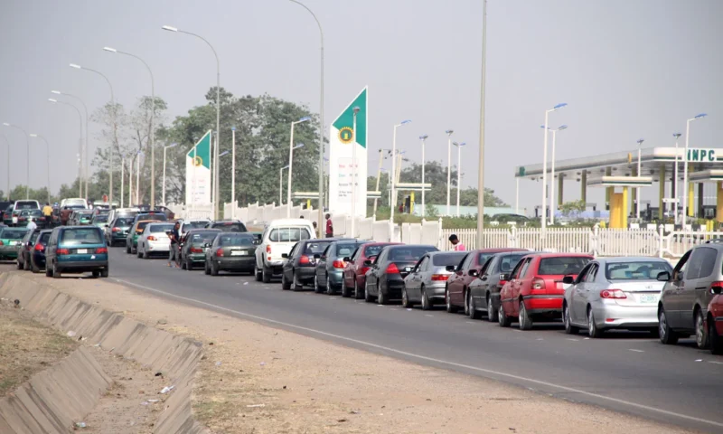 Queues resurface in Ilorin as petrol scarcity worsens