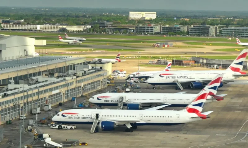 Heathrow Airport closed until midnight due to fire